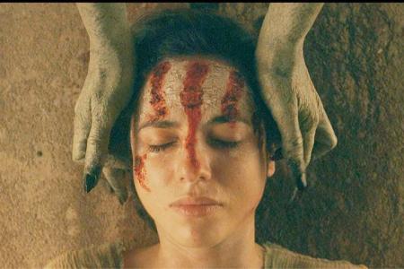 《诡屋惊魂》2021惊悚片《诡屋惊魂》，变态房东为了永生，把租客献给食人怪物