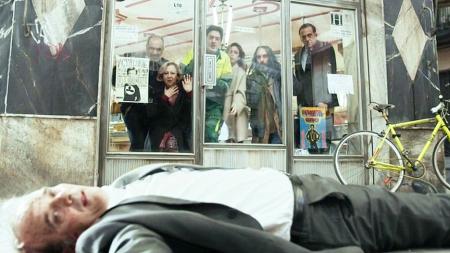 《酒吧》11人被困在了酒吧中，外面隐藏着一名狙击手，走出门就会被狙杀！