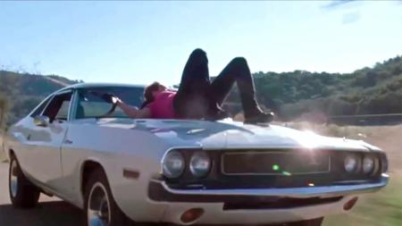 《金刚不坏》电影：男子是个公路杀手，四处追杀女孩，最后却被三个女孩反杀！