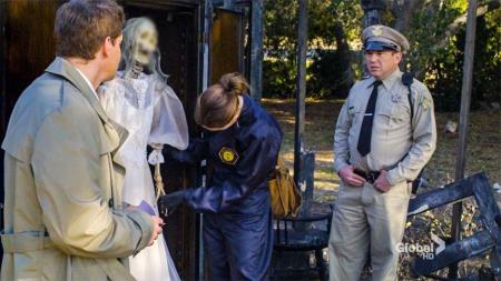 《邪恶女巫》一栋别墅被大火烧毁，从里面找到穿婚纱和红鞋的女尸《邪恶女巫》