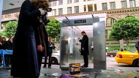 《竞争游戏》公共厕所内部被水淹没，打开后里面竟冲出一具女尸《竞争游戏》