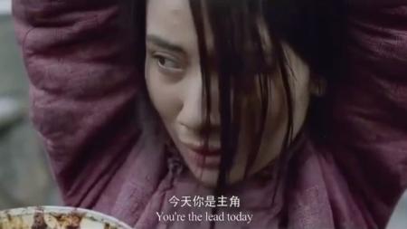 《荒城纪》解说文案李忆莲摸着马头在山洞口犹豫