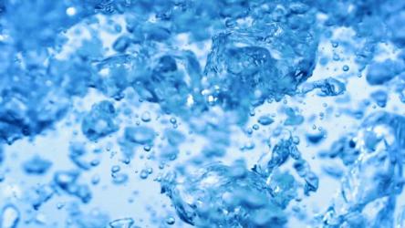 许多气泡在清澈的水中缓慢上升更多 More:在白色背景上的近距离拍摄中，冒泡的水的纹理，以慢动作上升的许多气泡的纹理。