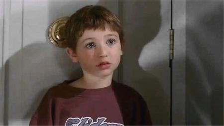 [文]10分钟看完美国经典喜剧电影《小鬼当家4》电影：8岁男孩看似人畜无害，却人小鬼大，把小偷整蛊到怀疑人生