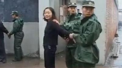 [视]女死刑犯枪决现场，06年河南郭秋红杀夫案，被判死刑露出轻蔑微笑