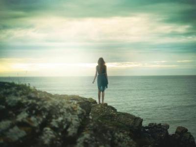 【爱情】不要在爱情里廉价犯贱文案（爱情很廉价烂大街文案）