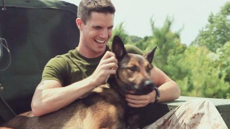 [文]《军犬麦克斯》男子在战场上被队友害死，军犬不离不弃，最终为主人报仇雪恨！