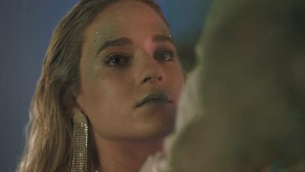 欣赏圣诞树的女孩的脸圣诞节 Christmas:一个化着冬天妆的女孩的脸，用灯光欣赏圣诞树。