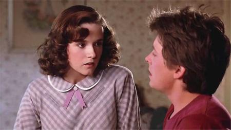 [文]13分钟看完美国经典高分穿越科幻电影《回到未来》电影：小伙穿越回30年前，被靓女疯狂追求，可对方的身份让他头大