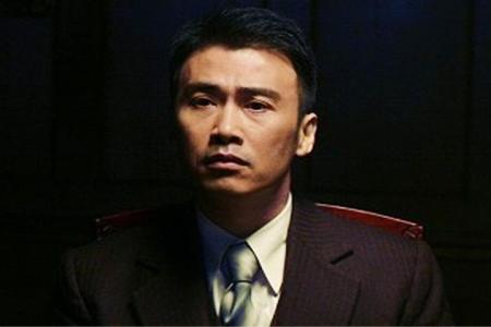 [文]《告密者》解说文案当岩石不去打人，而是挨打的时候