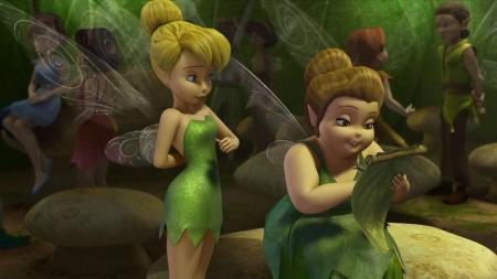 [文]《小叮当与失去的宝藏》小叮当找魔镜的路上，遇到一只萤火虫《小叮当与失去的宝藏》