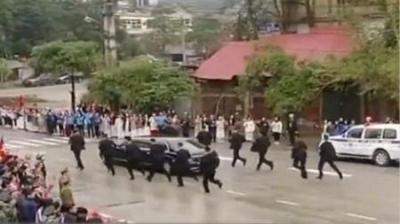 [视]19年金正恩访问越南，12名保镖围着领导专车，随时准备献出生命