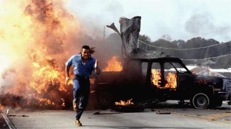 [文]11分钟看完尚格云顿经典动作大片《终极标靶》电影：退役士兵英雄救美，却遭恶势力追杀，被迫把对方一锅端了！