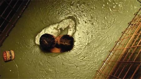 [文]11分钟看完经典高分电影《两小无猜》电影：女孩为了证明爱，拉着小伙跳进工地水泥池，最终双双被活埋