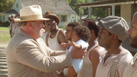 [文]《人生》：女儿怀孕生了个黑人，监狱长找所有囚犯问话，大家都说是自己干的