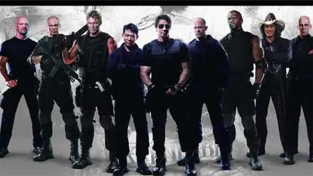 [文]《敢死队1》硬汉题材的动作片，顶级雇佣兵为救一个女孩，消灭了上百名士兵！