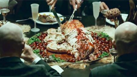 [文]《下一层》：影视：一场诡异的饭局，吃肉越多下场越惨，人性的贪婪被彻底揭露