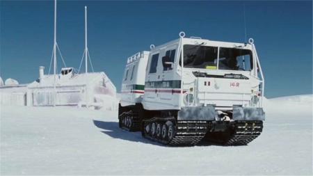 [文]14分钟看完根据真实事件改编的冒险电影《南极大冒险》大风暴来袭，狗子被困南极175天，硬核主人亲自开车来救！