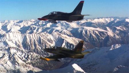 [文]14分钟看完007系列动作电影《007之明日帝国》恐怖分子走私核武器，007临危受命用双腿开飞机，与之在天上大战