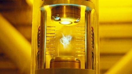 [文]《天使与魔鬼》科学家研究出反物质，一滴就能毁灭一座城市，一部悬疑推理电影！