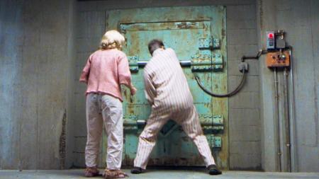 [文]《魔法电波》：影视：小夫妻误认为发生核战，躲在地下35年，出来后差点崩溃！.mp3