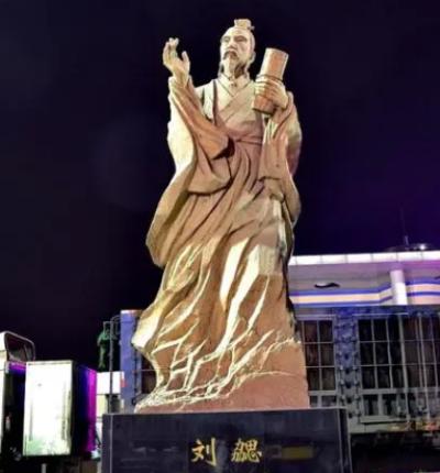 探究刘勰的时代背景与文学成就