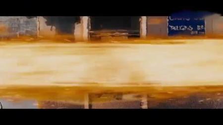 [文]《神奇四侠2》小伙受到宇宙射线的辐射，全身上下能任意伸长，开始为所欲为！