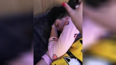 [视]《蚊子风波》奇葩的睡觉姿势，居然被蚊子打扰，全家一起开战