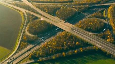 [文]《极速之巅》解说文案和豪车拼颜值跟影帝飚演技，他可不稀罕做你大表姐夫