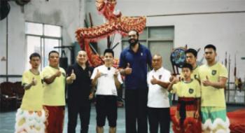 影戏频道播出NBA文化交流节目 乔金·诺阿感受醒狮
