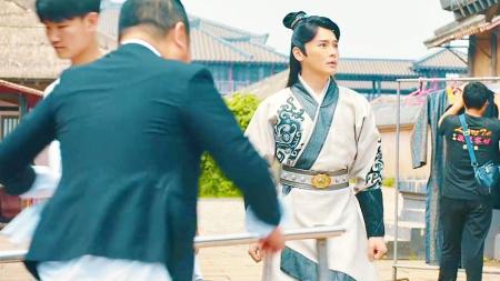 [文]《野蛮的囧妃：时空黑洞》#野蛮的囧妃时空黑洞，王爷追女主误入影视城？笑料频出！