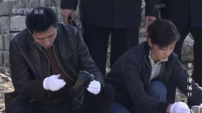 [视]案发现场：男子死亡半年，老婆表情很淡定，后院鱼塘发现死者鞋