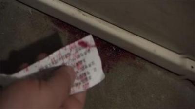 [视]案发现场：邻居屋子传来臭味，夫妻俩去敲门，竟发现门缝流出了血