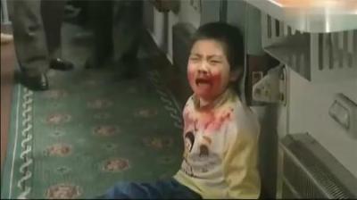 [视]影视：小男孩火车上调皮，打扰男子打牌，男子一巴掌扇过去