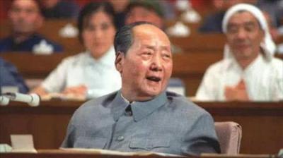 [视]毛主席目送代表们退场满眼都是温柔，代表们依依不舍热泪盈眶！