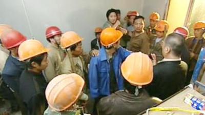[视]无处藏身：黑心工头欺负农民工，杀人犯终于发怒了，拿刀反抗
