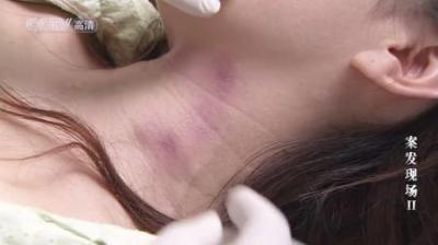 [视]案发现场：女子死在家中，脖子上有几处掐痕，死者男朋友很可疑