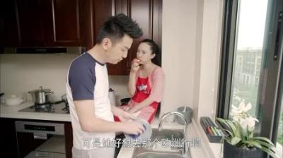 [视]媳妇：丈夫洗碗霍思燕却在吃苹果，婆婆一来，小两口立马转换身份