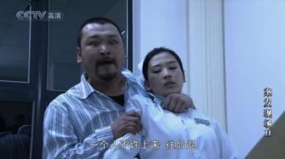 [视]案发现场：护士协助警察办案，谁知被杀人犯挟持，看警察如果对付