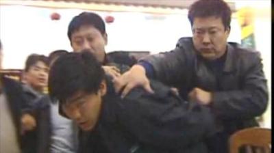 [视]打黑风暴：警方隐藏饭店，将犯罪团伙全部抓获，整个饭店大乱！