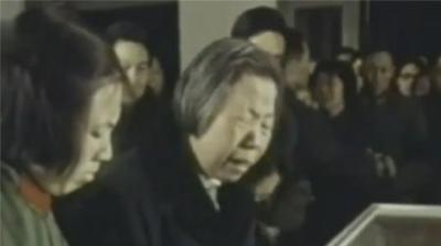 [视]周总理逝世那天，邓小平数次哽咽，金日成哭成泪人，联合国降半𣄃