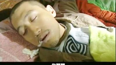 [视]杀人犯花高价买了毒品回到住地，发现同伙口吐白沫，绝情逃走了