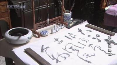 [视]案发现场：刑警查找杀人犯，一看桌面上的书法字，就发现了猫腻