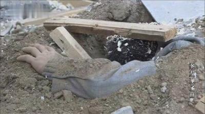 [视]案发现场：施工地挖出一具男尸，工人吓坏了，已死亡半年以上！