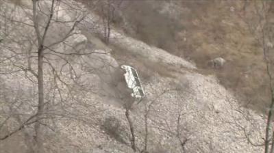 [视]案发现场：面包车滚落悬崖，司机当场死亡，目击者称疑似中了魔