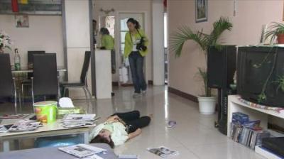 [视]案发：女友中500万却死了，警察在男友那发现彩票，这事蹊跷了