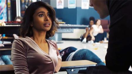 [文]熊孩子为出名，手持枪械血洗校园，逼老师直播《校园大逃杀》