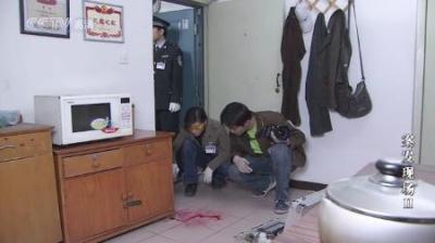 [视]案发：刑警往桌上喷洒东西，谁知竟出现一滩血迹，真凶立马现原形