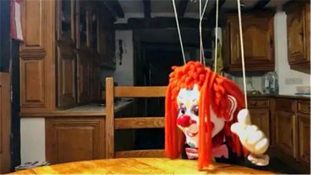 [文]大学生在家玩招魂，却因失误招来脏东西！惊悚电影《夺魂连线》