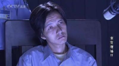 [视]案发现场：刑警问审嫌疑犯，谁知要求他脱外套时，他竟自爆真相